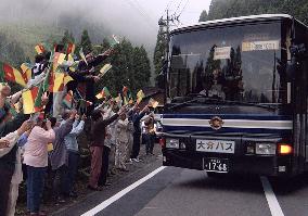 (2)Cameroon soccer team leaves Nakatue for Niigata